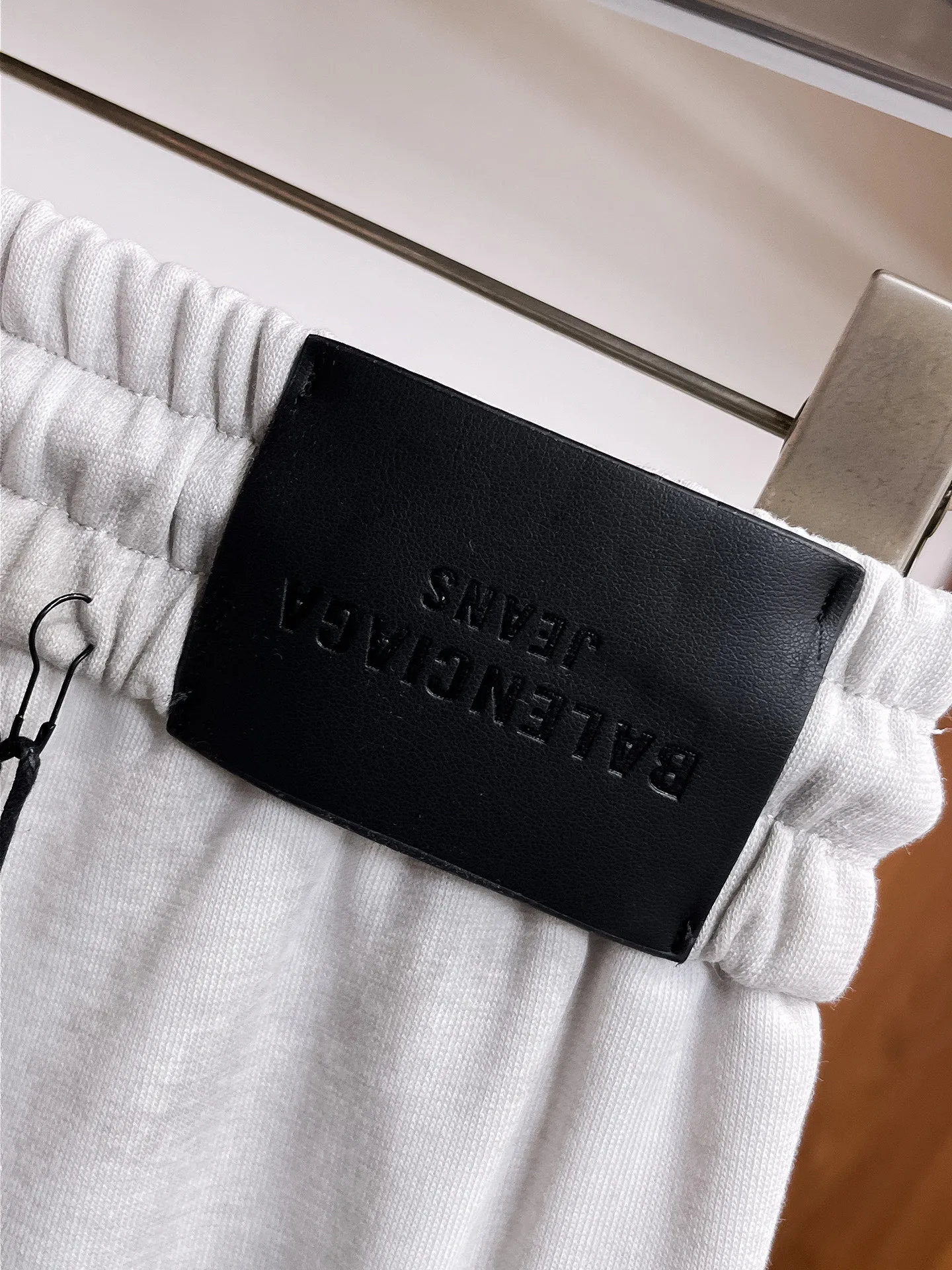 Balenciaga's three-standard complete 2025 summer New Arrival men's casual shorts, advanced custom-made Breathable fabric, Breathable fabric, extremely stretchy and comfortable, impeccable details, top-grade accessories, original logo design concept, delicate and soft feel! The upper body fit is awesome! Size: M-XXXL Please state your height and weight when ordering
